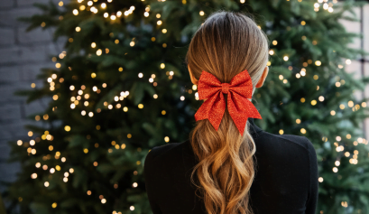 A client shows off her Christma s inspo guide hair style.